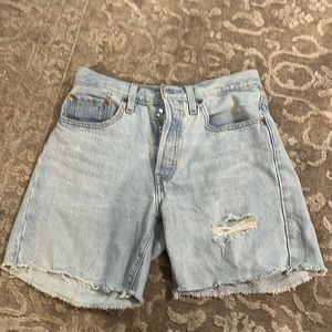 Size 26 Levi’s mid length shorts, high rise.